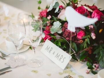 Una mesa de invitados decorada para una boda
