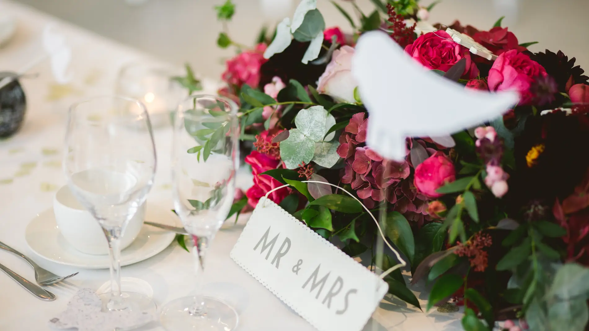 Una mesa de invitados decorada para una boda
