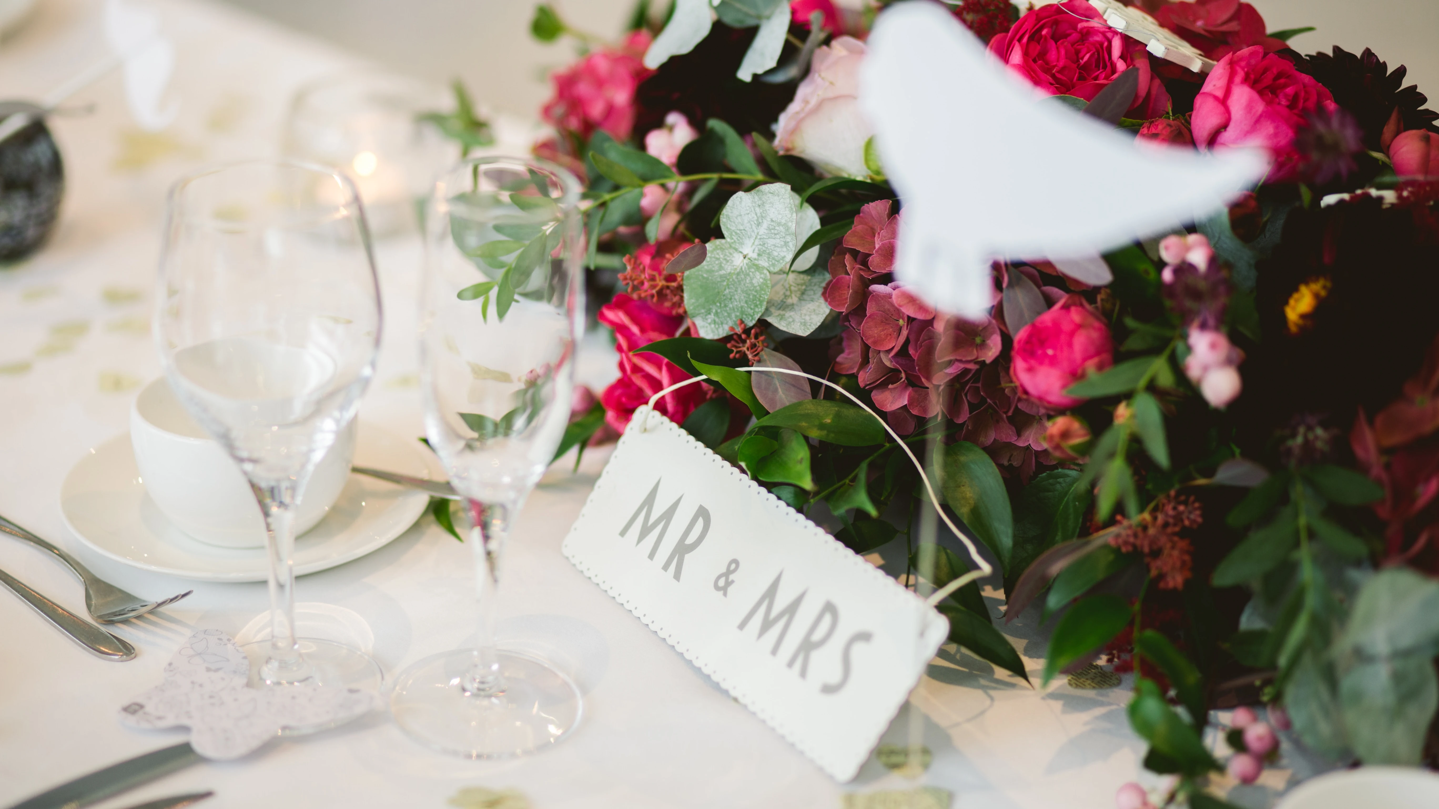 Una mesa de invitados decorada para una boda Una mesa de invitados decorada para una boda