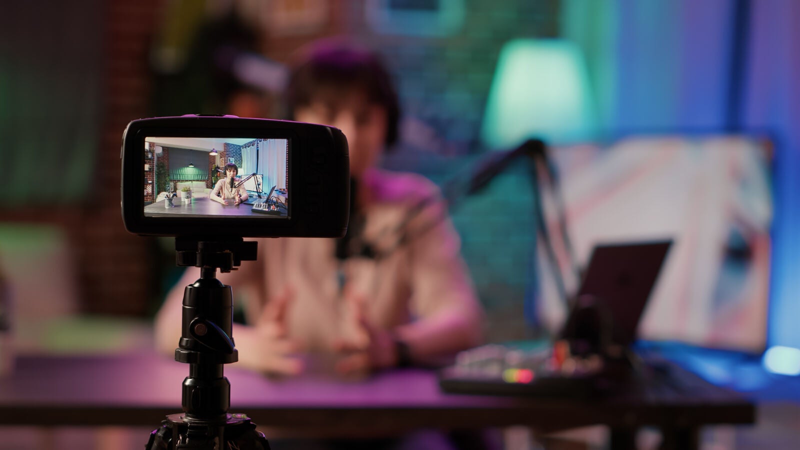 ¿Ser creador de contenido es un trabajo difícil? El debate que ha agitado a las redes