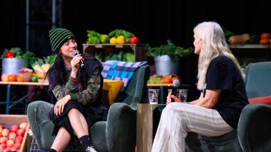 Billie Eilish comparte el nuevo gigantesco tatuaje que se ha hecho en la espalda y nadie lo entiende