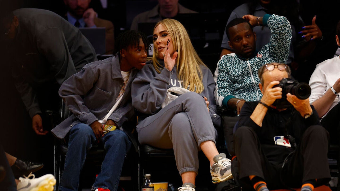 Adele durante un partido de los Lakers en 2023