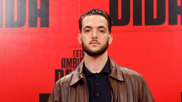 C. Tangana posa durante la presentaci&oacute;n del documental Esta ambici&oacute;n desmedida