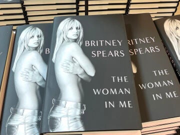 Fotografía de unos ejemplares de las memorias de Britney Spears
