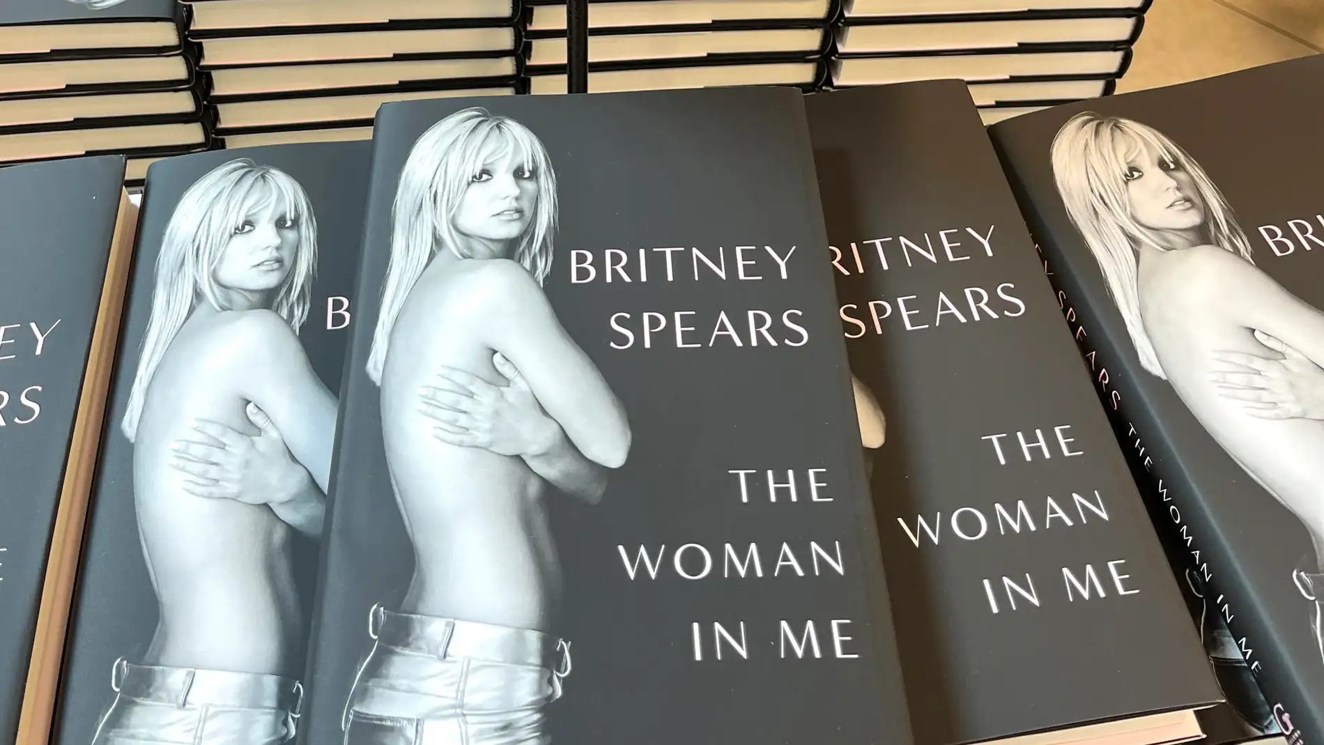 Fotografía de unos ejemplares de las memorias de Britney Spears