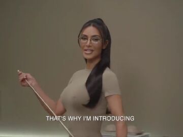 Comercial de Kim Kardashian sobre los sujetadores con pezones incluidos de SKIMS.