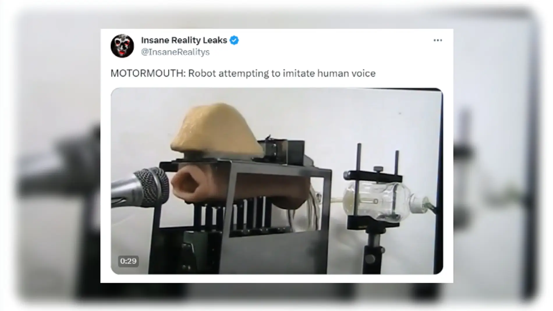 Tuit sobre el robot que imita la voz humana.