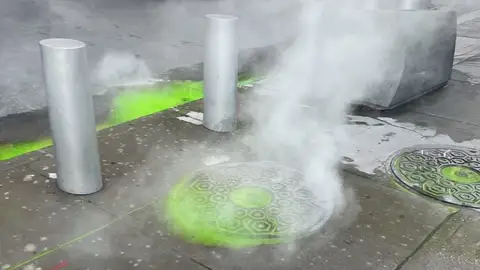Graban una extraña sustancia verde saliendo de una alcantarilla en Nueva York Graban una extraña sustancia verde saliendo de una alcantarilla en Nueva York
