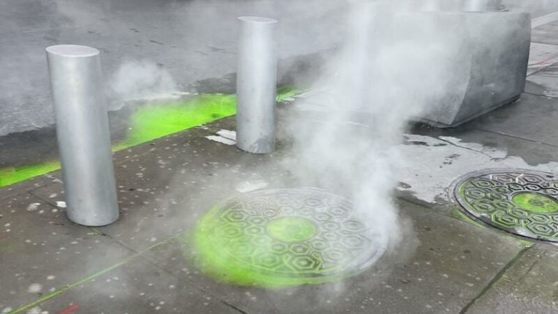 Graban una extraña sustancia verde saliendo de una alcantarilla en Nueva York: ¿Cazafantasmas o Tortugas Ninja?