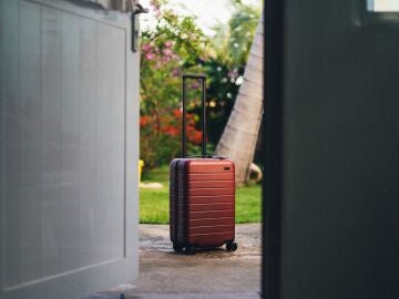 Una maleta en la puerta de casa