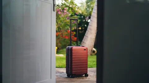 Una maleta en la puerta Una maleta en la puerta