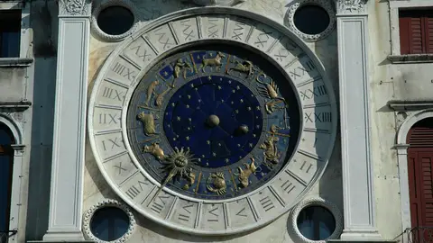Reloj con los signos del zodiaco