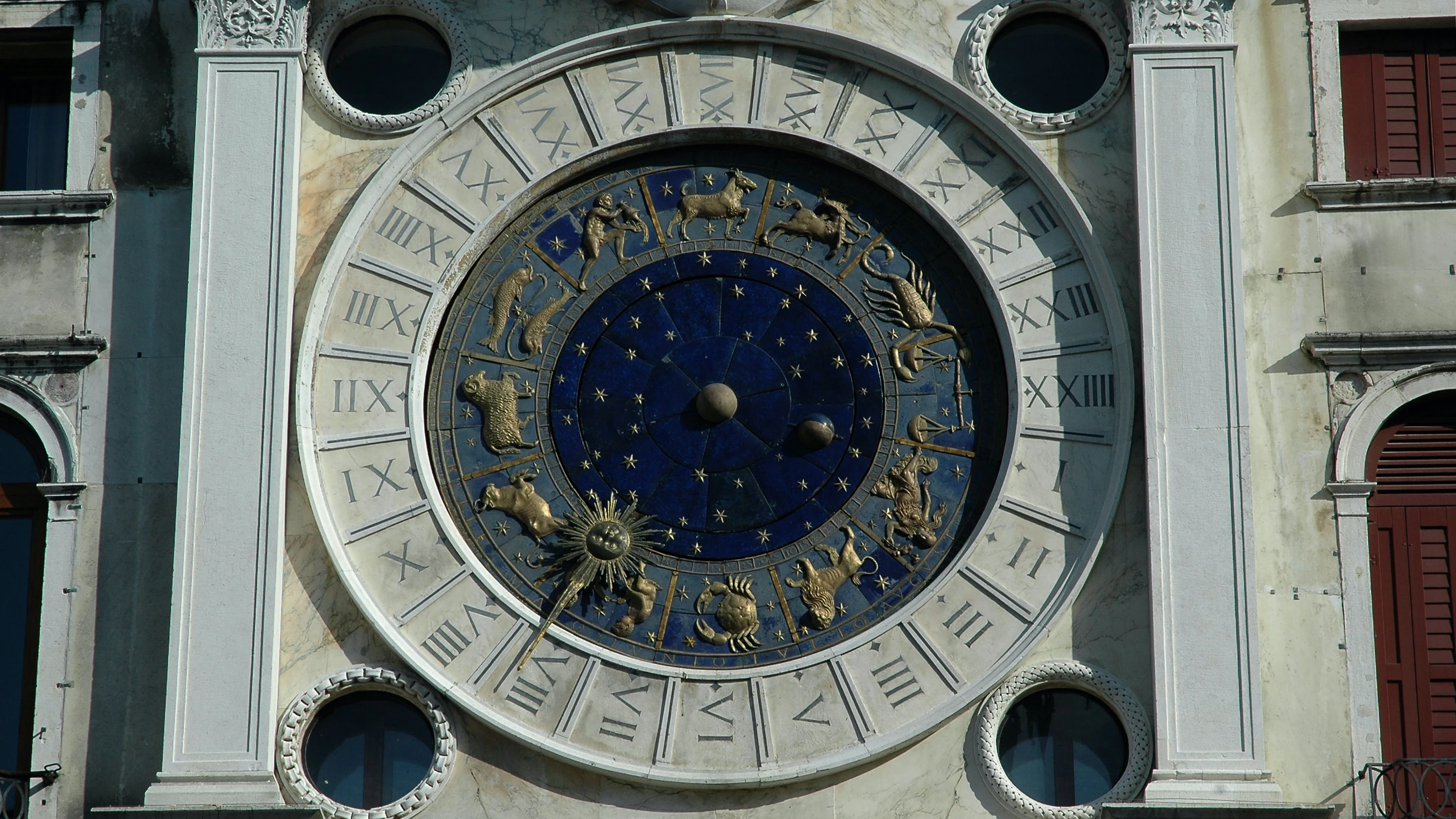 Reloj con los signos del zodiaco