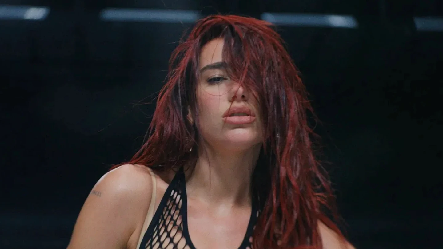 Dua Lipa en el videoclip de Houdini. Dua Lipa en el videoclip de Houdini.