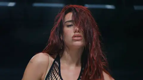 Dua Lipa en el videoclip de Houdini. Dua Lipa en el videoclip de Houdini.