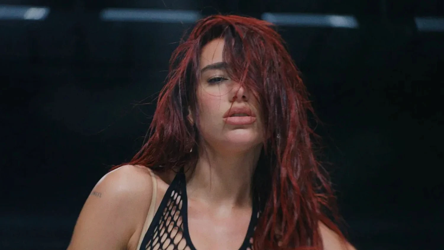 Dua Lipa en el videoclip de Houdini.