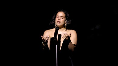 Rosalía y Rauw Alejandro se mandan indirectas en los Latin Grammy con Se Nos Rompió el Amor y Se Fue