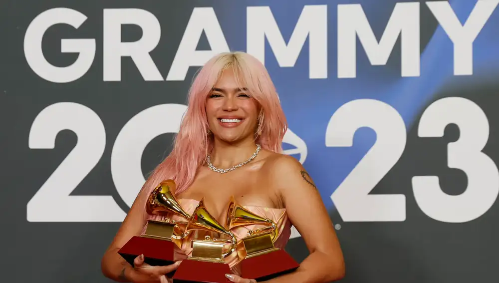 La cantante colombiana Karol G posa con los tres premios conseguidos
