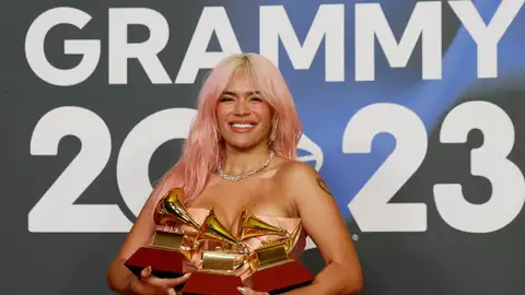 La cantante colombiana Karol G posa con los tres premios conseguidos La cantante colombiana Karol G posa con los tres premios conseguidos