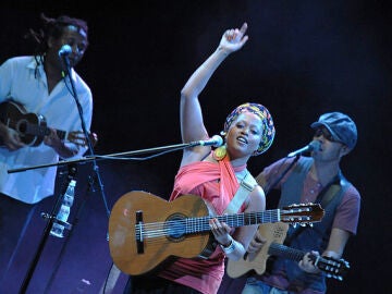 Sara Tavares durante un concierto en 2011