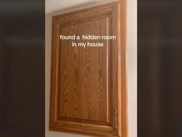 Encuentra una habitaci&oacute;n escondida en su casa y se lleva un gran susto mira dentro