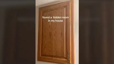 Encuentra una habitación escondida en su casa y se lleva un gran susto mira dentro Encuentra una habitación escondida en su casa y se lleva un gran susto mira dentro