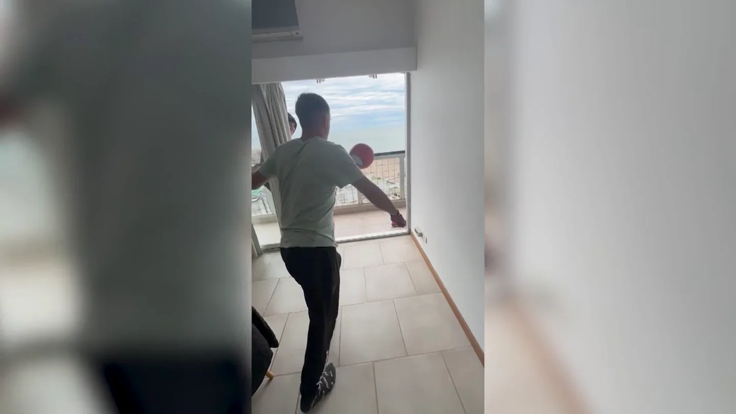 Un argentino intenta chutar un balón por el balcón pero sale mal: "Nunca me voy a cansar de robar con este vídeo" Un argentino intenta chutar un balón por el balcón pero sale mal: "Nunca me voy a cansar de robar con este vídeo"