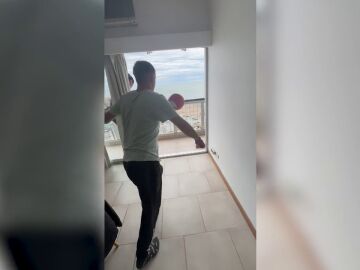  Un argentino intenta chutar un balón por el balcón pero sale mal: "Nunca me voy a cansar de robar con este vídeo"
