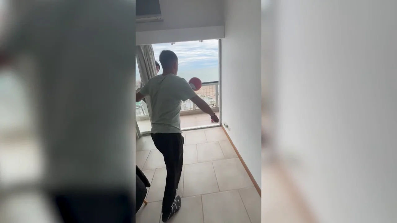  Un argentino intenta chutar un bal&oacute;n por el balc&oacute;n pero sale mal: "Nunca me voy a cansar de robar con este v&iacute;deo"