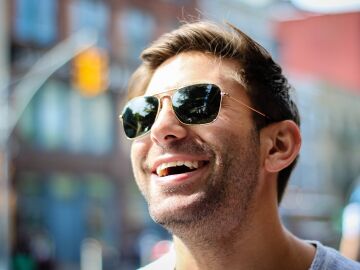 Hombre sonriente.