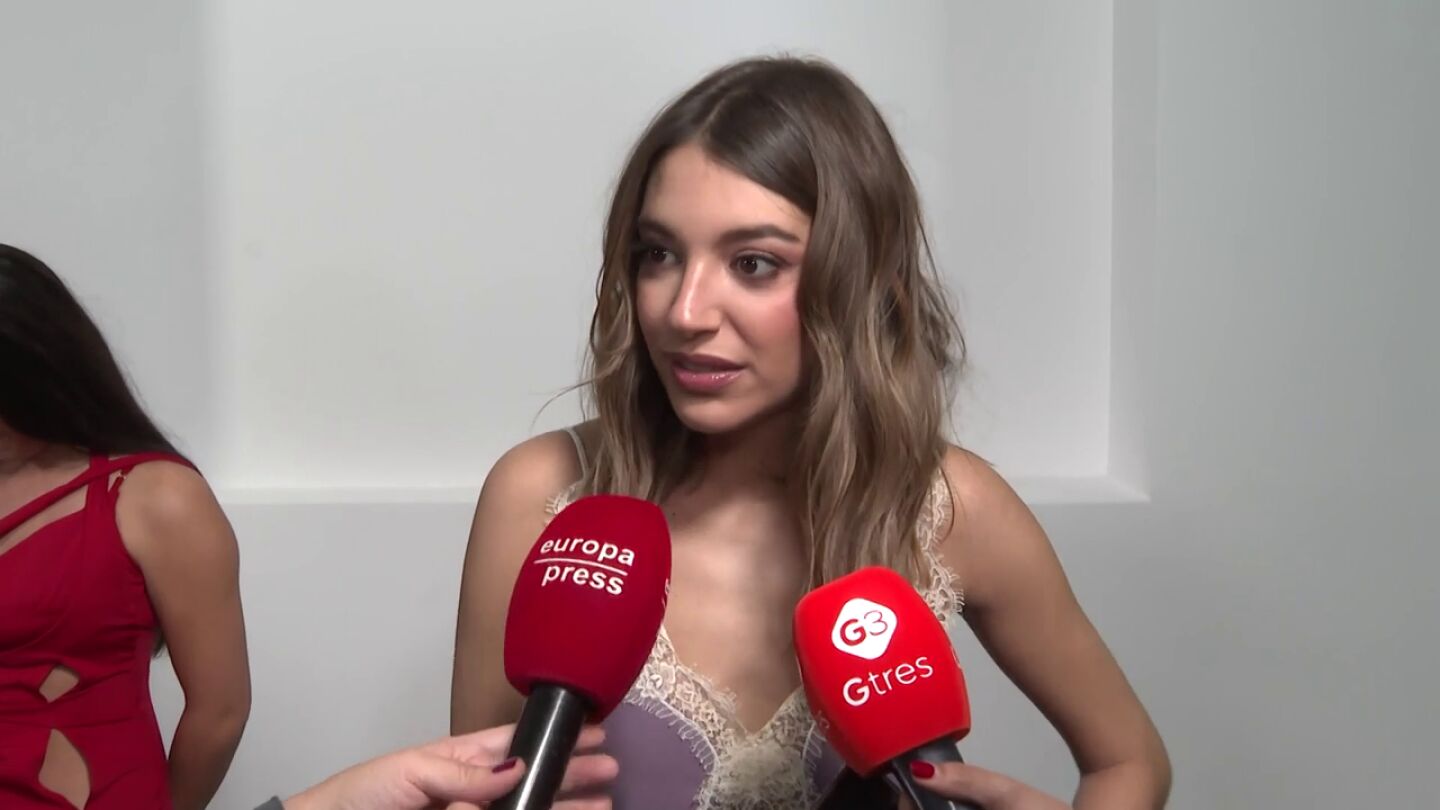 Ana Guerra se entera de la ruptura de Aitana Oca&ntilde;a y Sebasti&aacute;n Yatra en un photocall