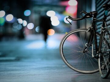Fotograf&iacute;a de una bicicleta en una ciudad.