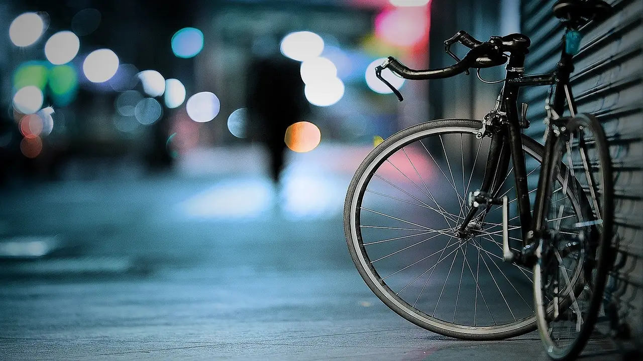 Fotografía de una bicicleta en una ciudad.