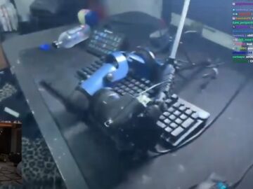 Setup de Kai Cenat despu&eacute;s de que lo destrozara.