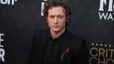 El look de Jeremy Allen White con un guiño a Rosalía: ¿una referencia a Rauw Alejandro?