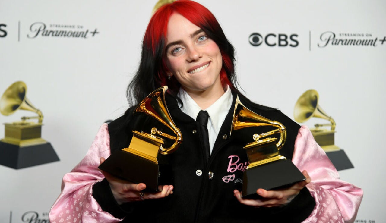 Billie Eilish con sus dos Premios Grammy