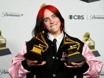 Billie Eilish con sus dos Premios Grammy