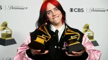 Billie Eilish con sus dos Premios Grammy
