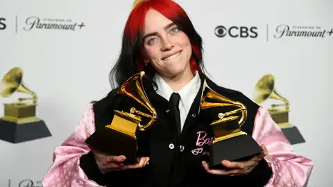 Billie Eilish con sus dos Premios Grammy Billie Eilish con sus dos Premios Grammy