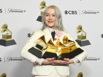 Phoebe Bridgers con sus cuatro Premios Grammy