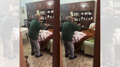 Un abuelo baila frente a su mujer con alzhéimer para hacerla sonreír: el bonito TikTok de una pareja de ancianos