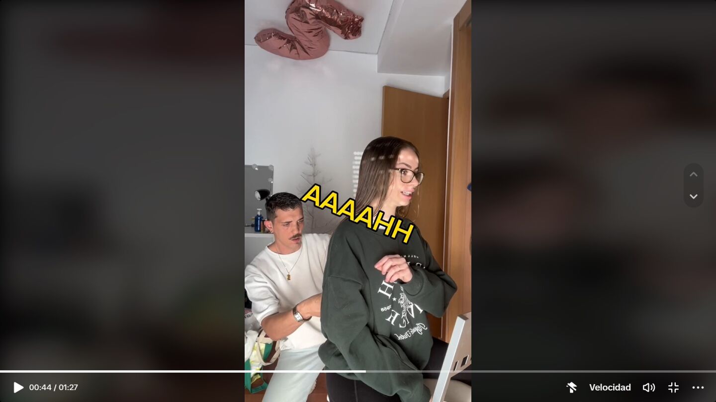 TikTok novio le corta el pelo a su novia
