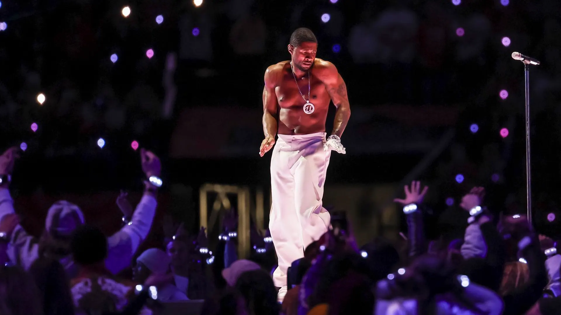 Usher en el halftime de la Super Bowl 2024
