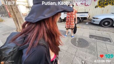 Le tiran huevos a una modelo de OnlyFans al grito de 