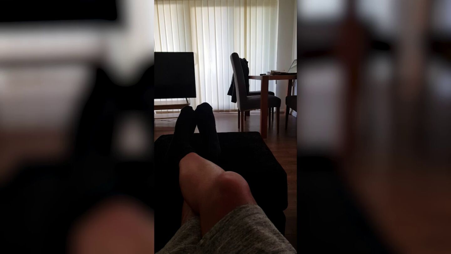 Un hombre afirma que hay "actividad paranormal" en su apartamento y graba como se mueven sus muebles solos