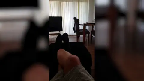Un hombre afirma que hay "actividad paranormal" en su apartamento y graba como se mueven sus muebles solos Un hombre afirma que hay "actividad paranormal" en su apartamento y graba como se mueven sus muebles solos