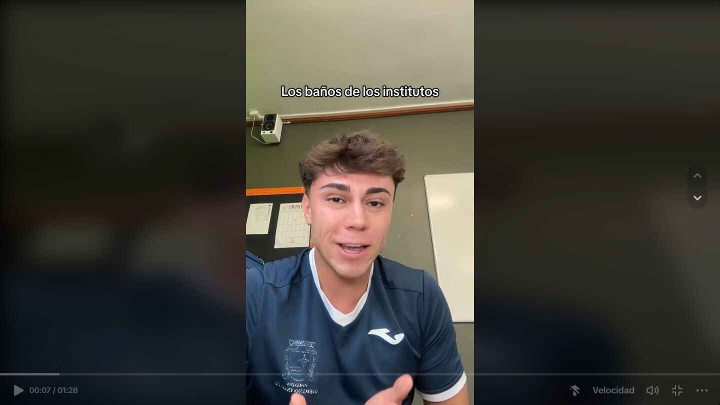 Tiktok joven hablando ba&ntilde;os institutos