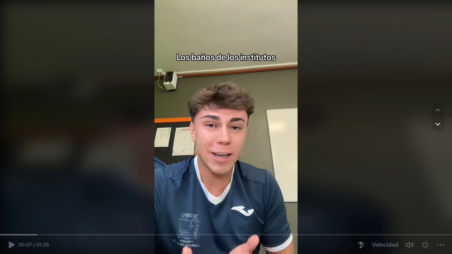 Tiktok joven hablando ba&ntilde;os institutos