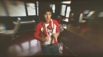 Álvaro de Luna en el videoclip de Desconocidos.