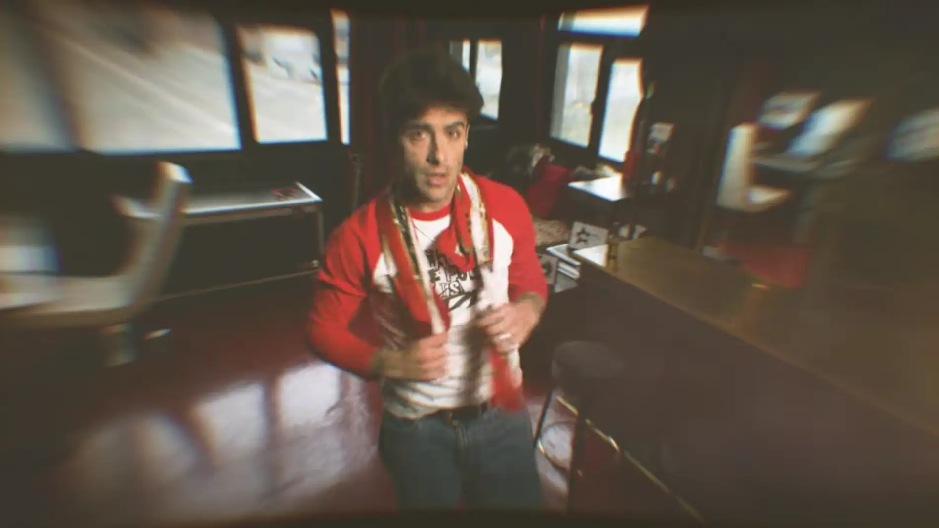 Álvaro de Luna en el videoclip de Desconocidos.